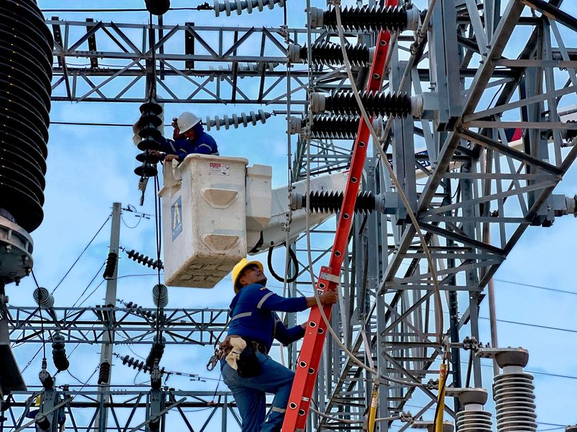 Prefectura de Santa Elena interviene malecón de Chanduy ante socavón por oleaje