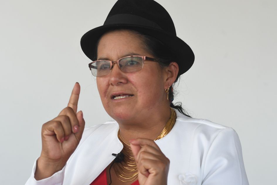 Prefectura de Cotopaxi entrega 800 quintales de cemento para adoquinar vías en Salcedo