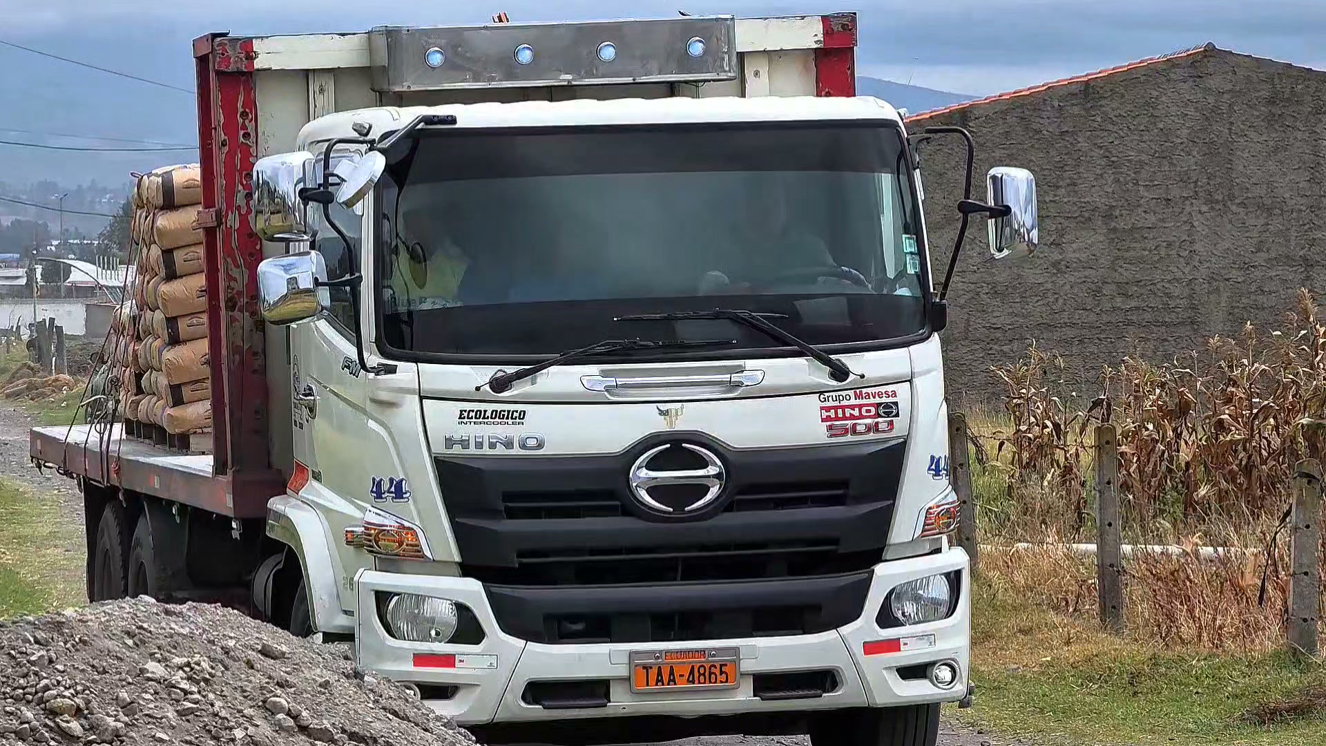 Prefectura de Cotopaxi entrega insumos para revestimiento de canal en Patután