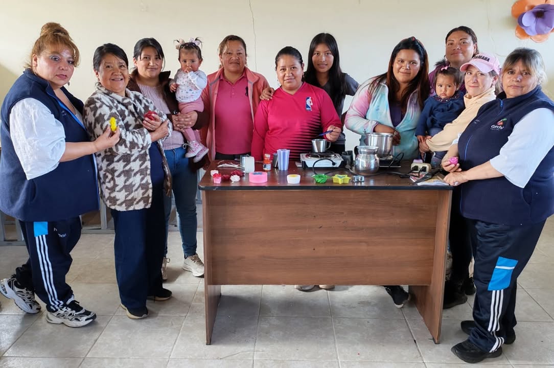 Prefectura de Carchi capacita a mujeres emprendedoras en San Isidro para fortalecer la economía local