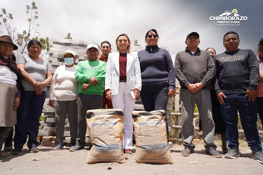 Prefectura de Chimborazo entrega insumos para adoquinar vía en San Gerardo, Guano