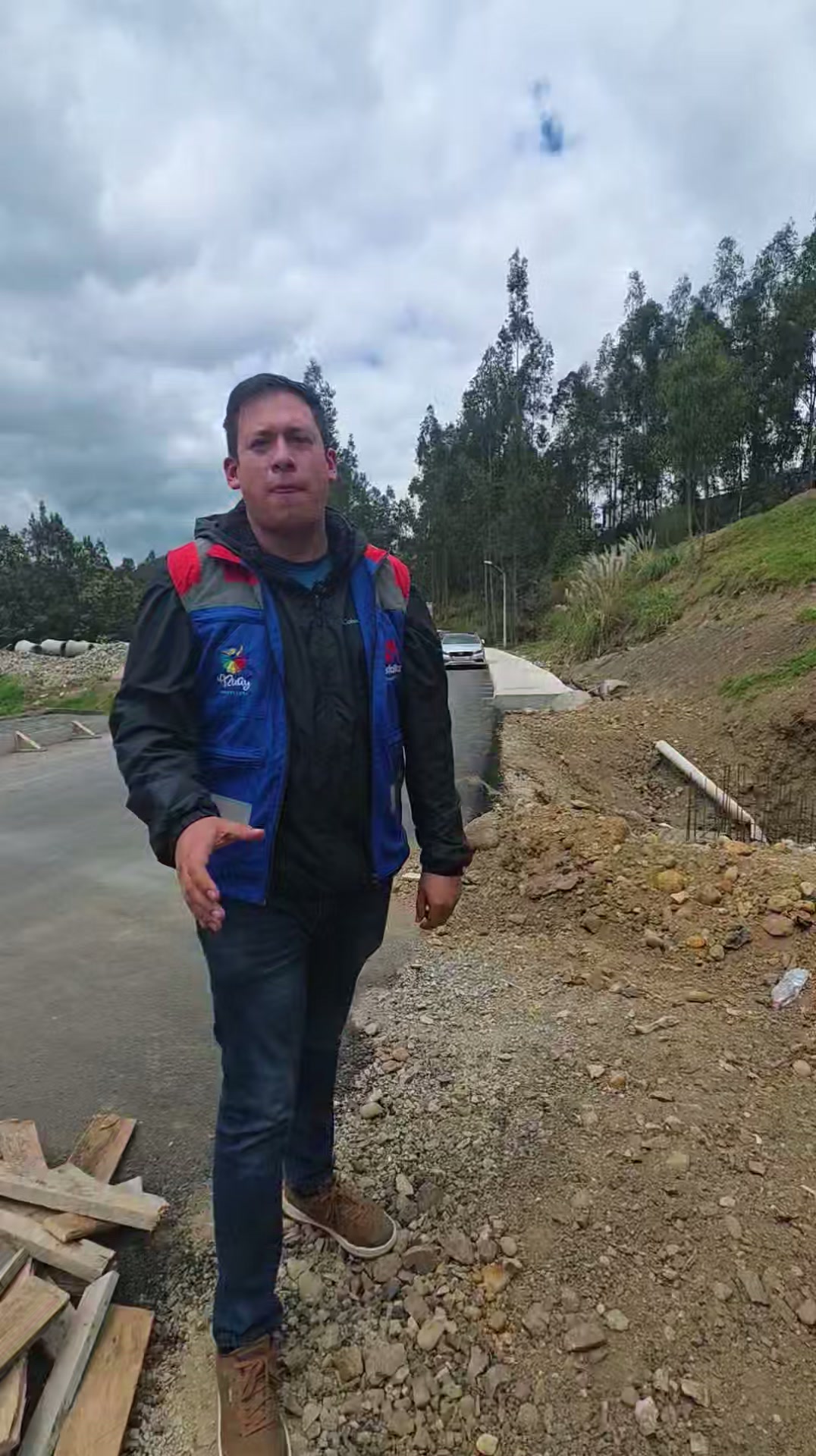 Prefectura del Cañar avanza con asfaltado de vía rural para mejorar conectividad provincial