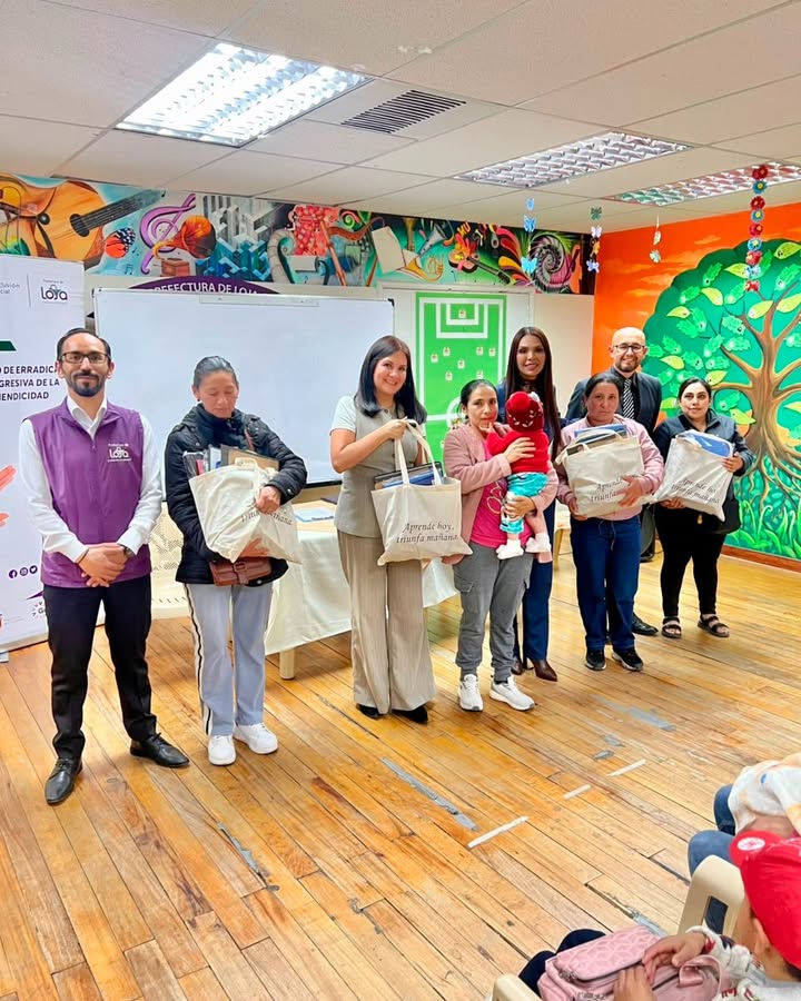 Prefectura de Loja entrega 20 kits escolares a beneficiarios del programa contra la mendicidad