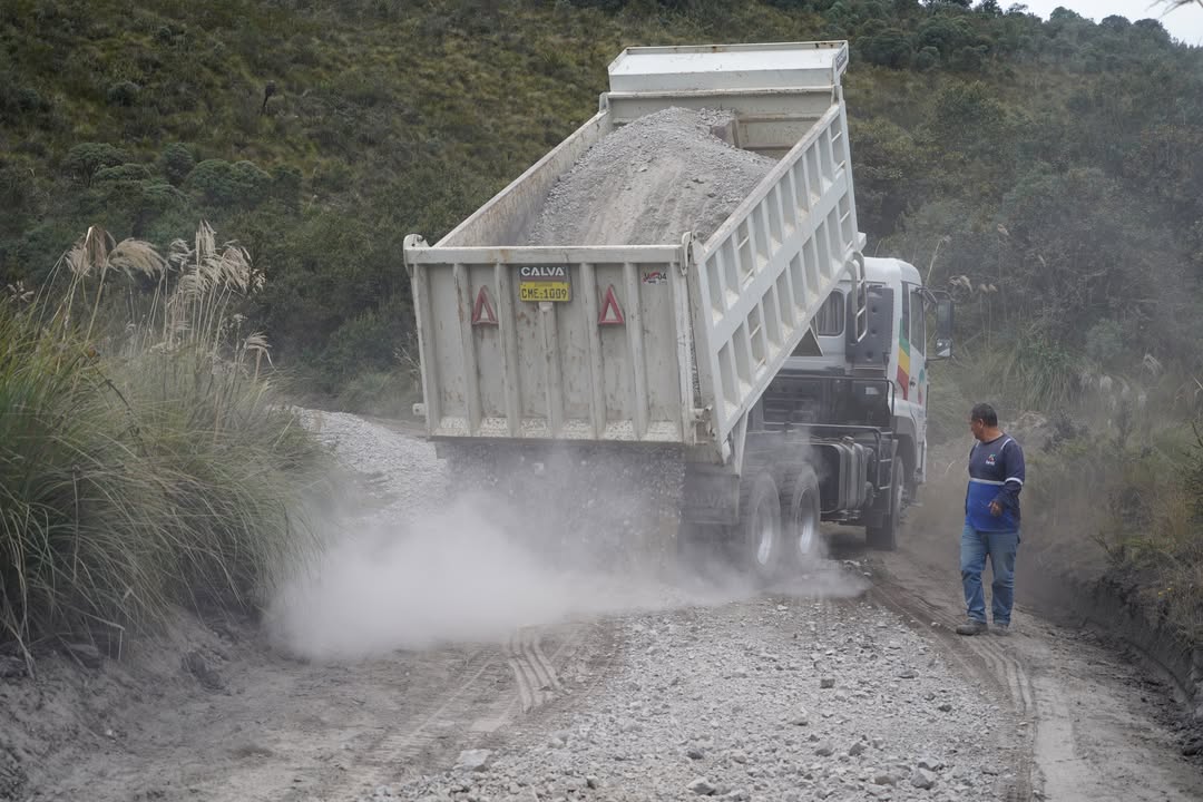 Prefectura del Carchi ejecuta obras de vialidad rural en Julio Andrade para conectar a agricultores