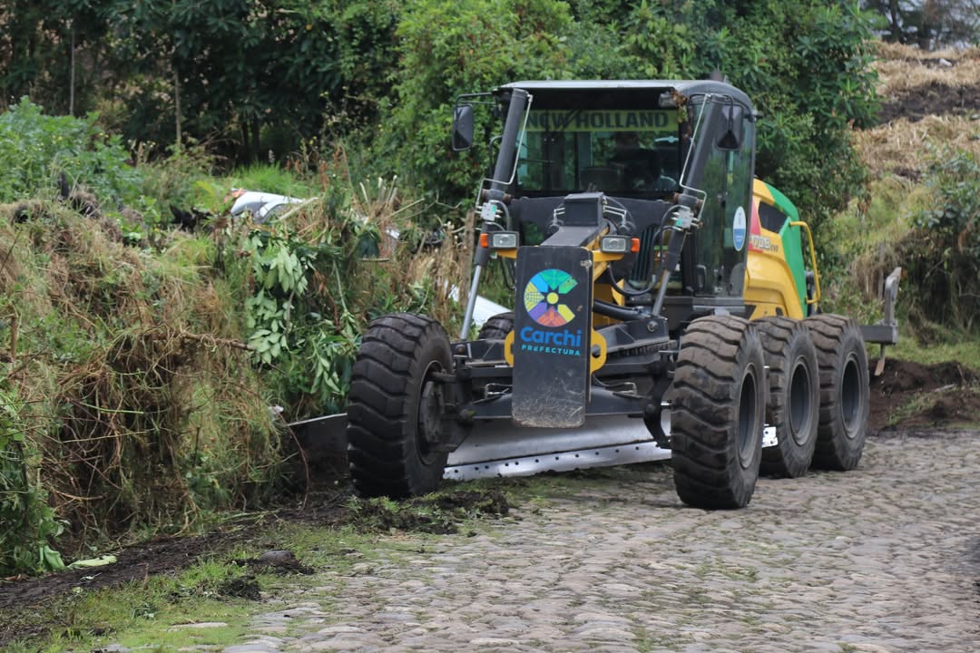 Prefectura del Carchi y comunidad de Sna Pedro de Huaca realizan mantenimiento vial en La Ranchería
