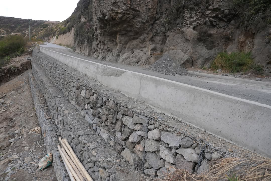 Prefectura del Carchi recupera vía La Paz-Gruta con muros de gaviones para asegurar tránsito