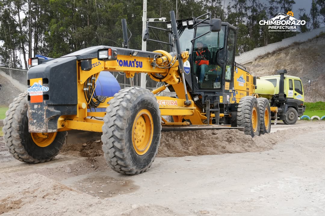 Prefectura de Chimborazo inicia base vial para adoquinado en San Luis