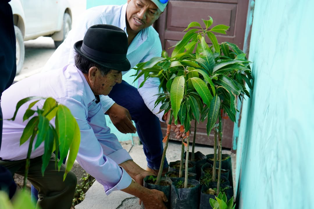 Prefectura del Carchi entrega insumos agrícolas a familias de Convalecencia tras incendios