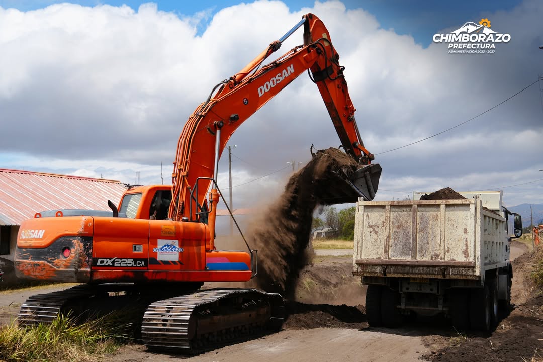 Prefectura de Chimborazo ejecuta mejoramiento vial en Guano para conectar a 500 familias