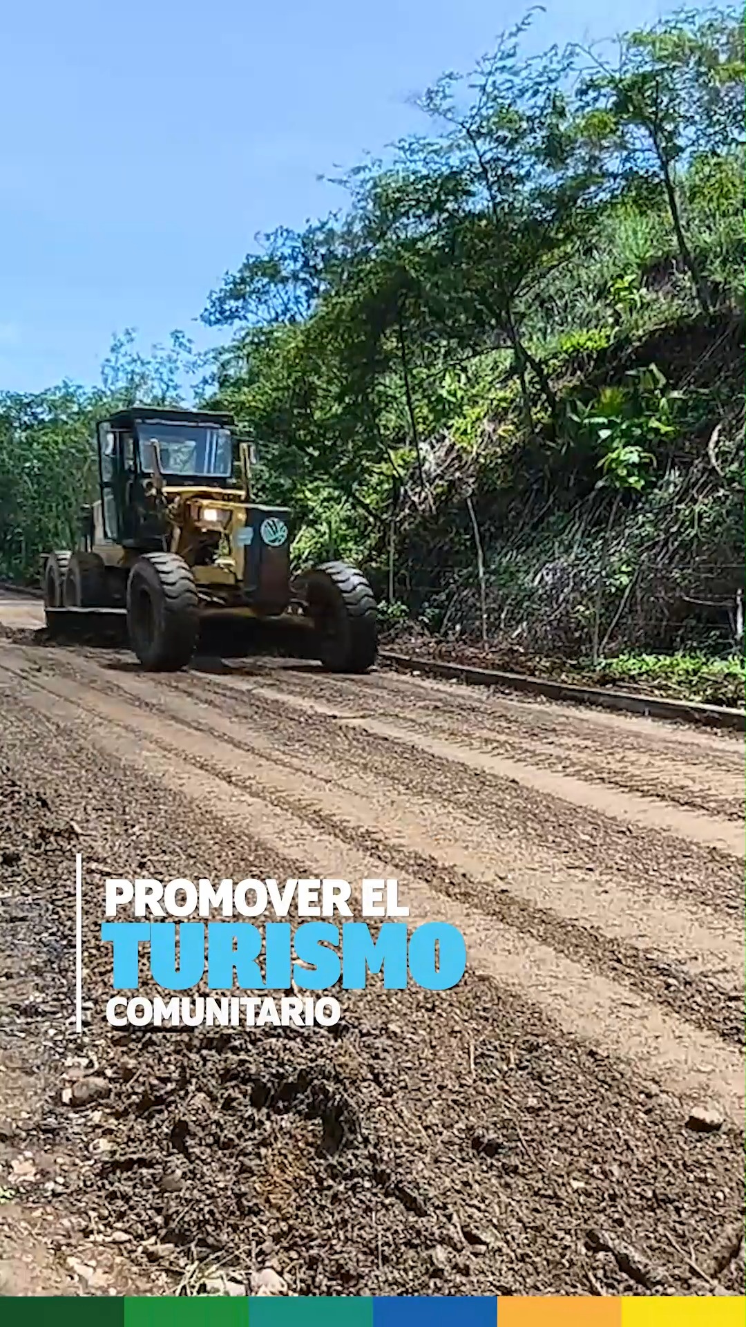 Prefectura de Esmeraldas inicia mantenimiento vial en Muisne para mejorar conectividad rural
