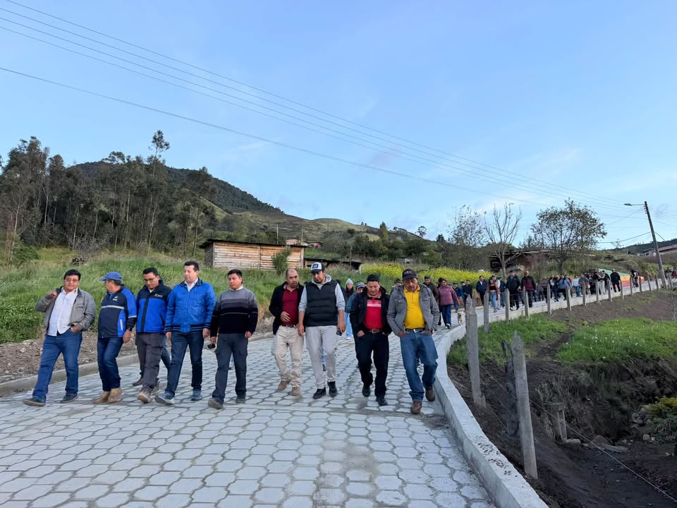 Prefectura del Carchi ejecuta obras de vialidad y saneamiento en Pizán por USD 210.000