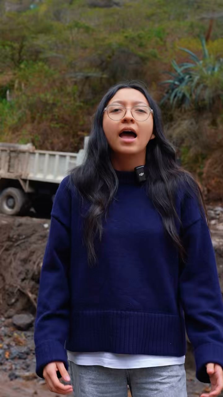 Prefectura de Imbabura atiende deslizamiento sobre el Río Ambi con maquinaria