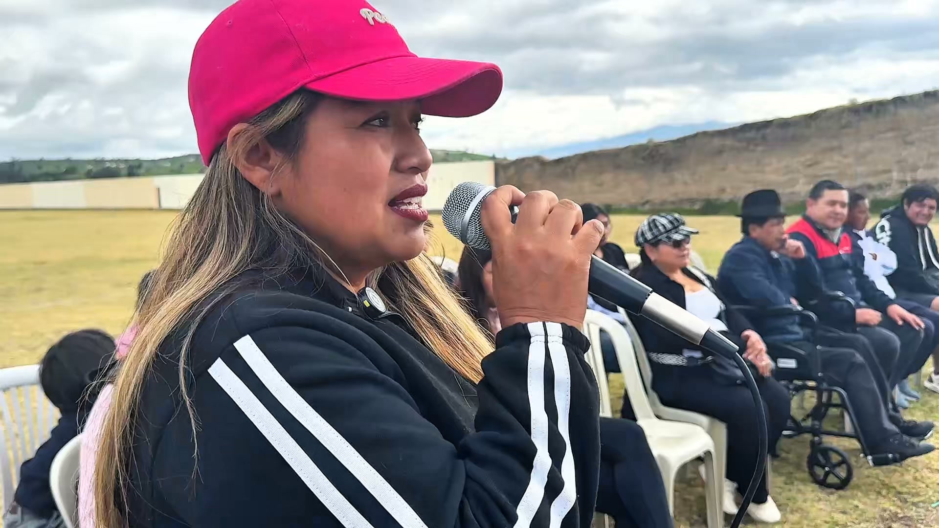 Prefectura de Cotopaxi entrega equipamiento deportivo a 100 jóvenes en Papahurco