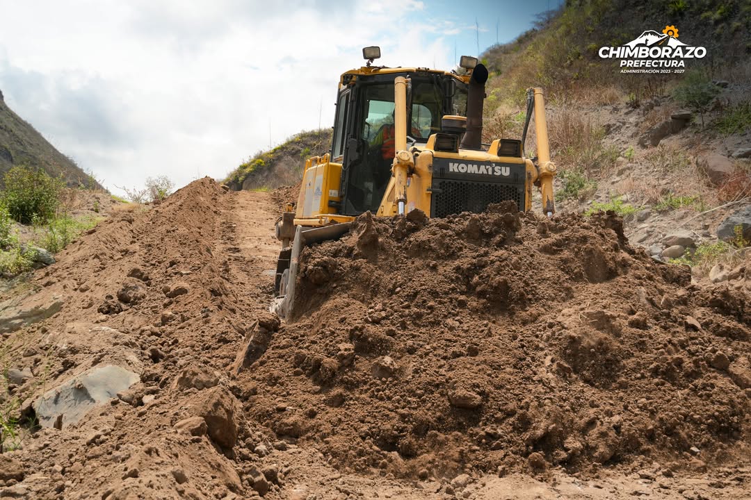 Prefectura de Chimborazo interviene el río Chanchán por deslizamiento en Huigra