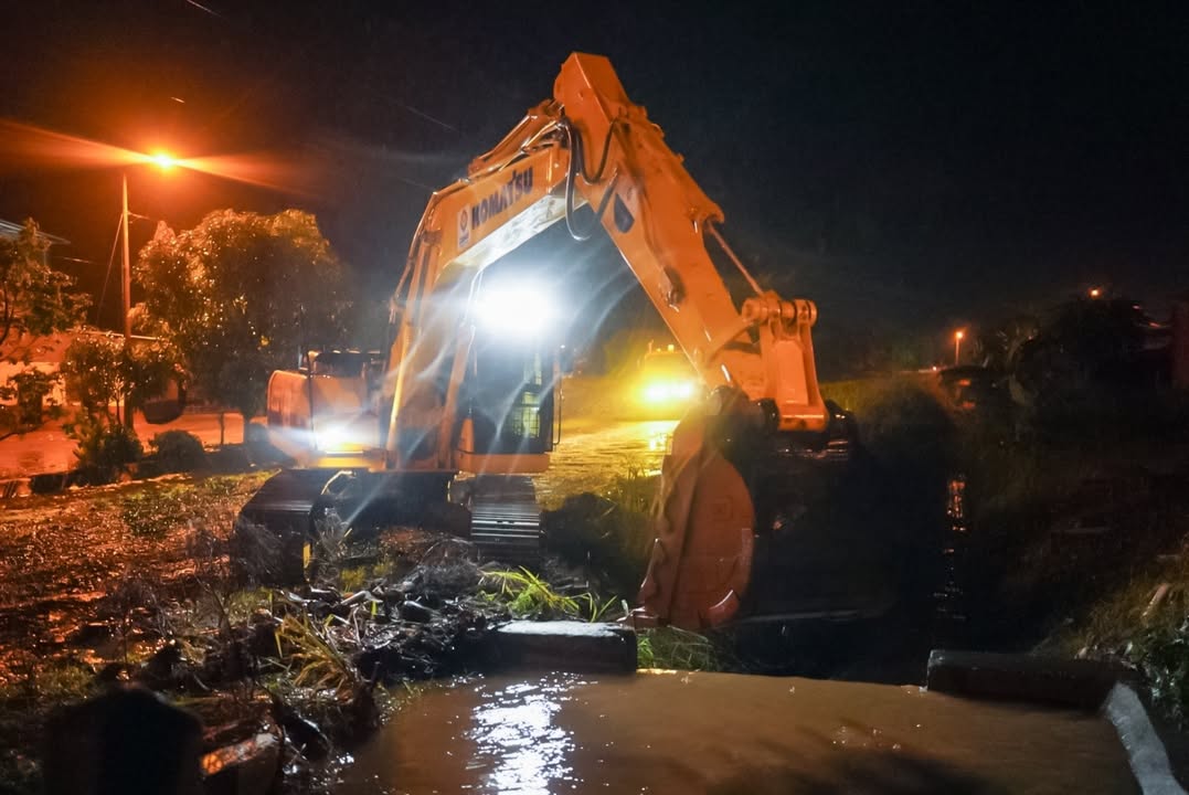 Prefectura de Cañar responde a lluvias con retiro de escombros en vía La Troncal-Puerto Inca