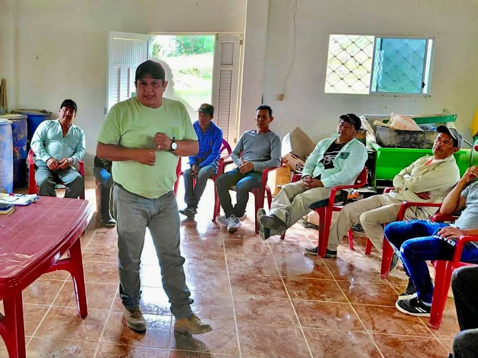 Prefectura de Loja socializa herramientas productivas para ganaderos de Chaguarpamba