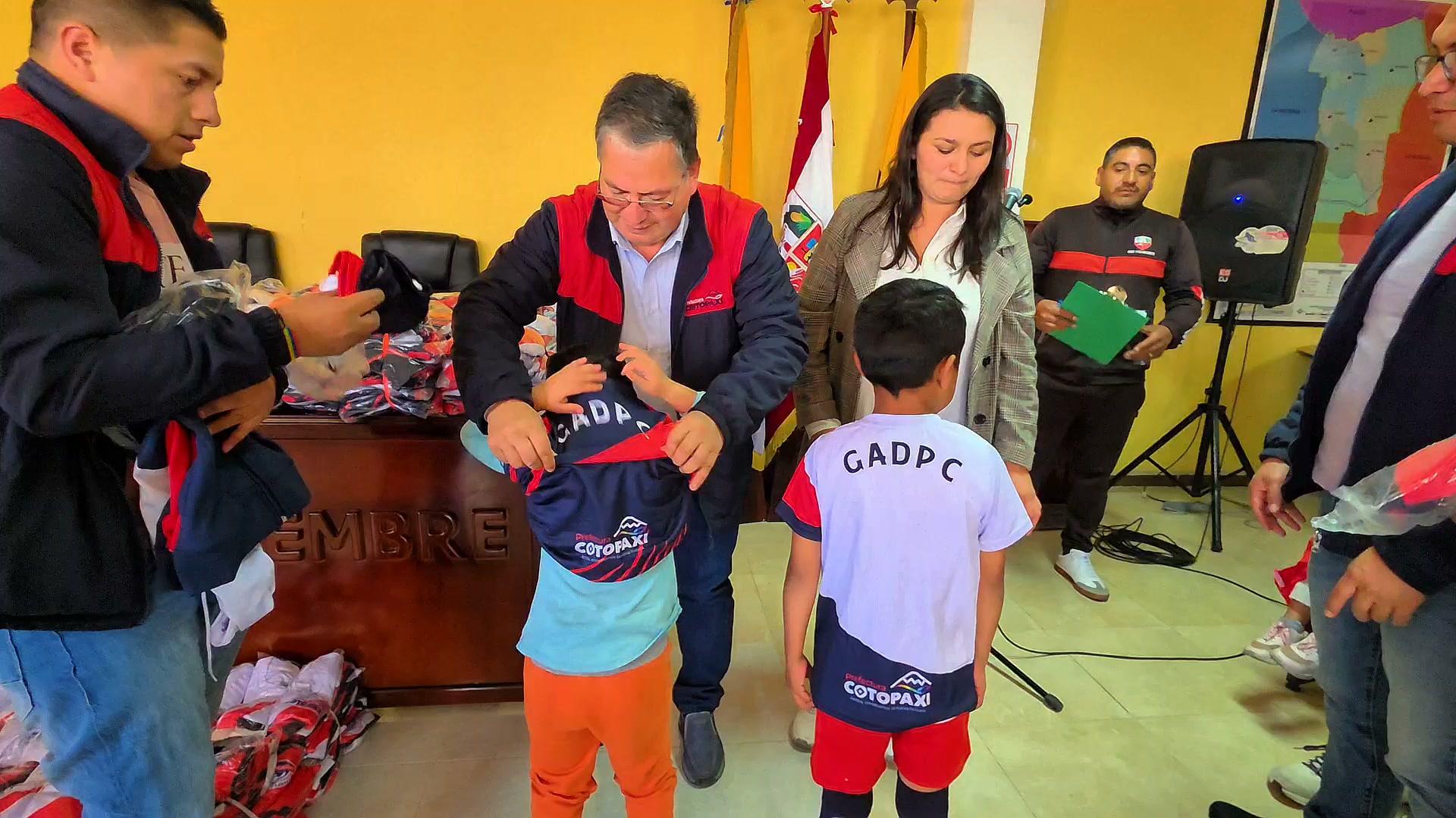 Prefectura de Cotopaxi entrega 1.000 uniformes a escuelas de fútbol en tres parroquias