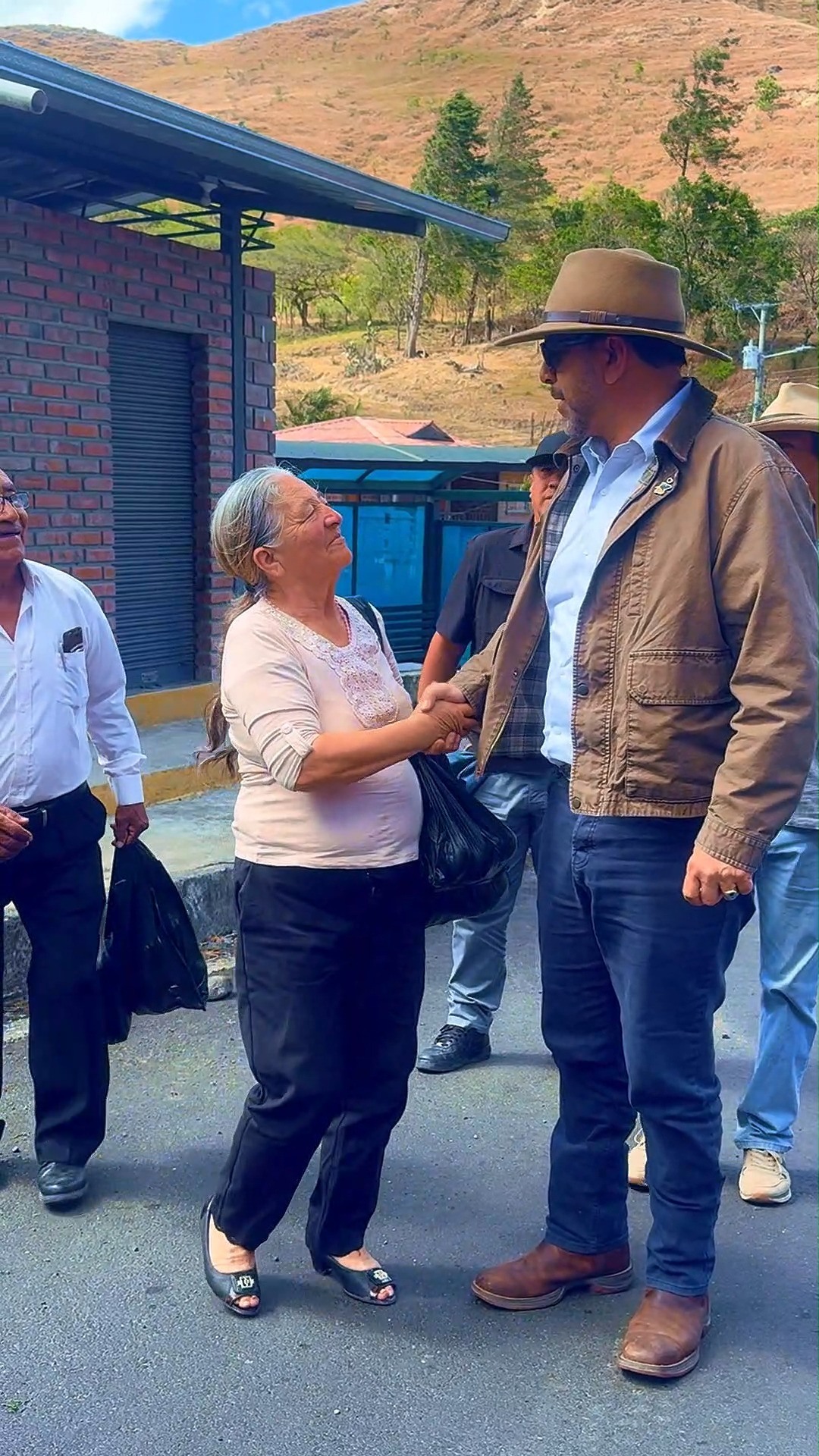 Prefectura de Loja reasfalta vía Chiriguala-Changaimina en Nambacola para mejorar movilidad