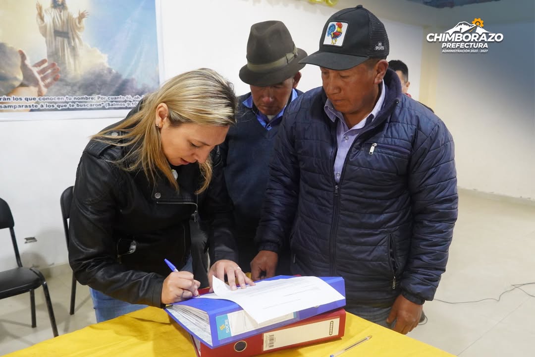 Prefectura de Chimborazo recibe estudio técnico para asfaltar vía de Santa Lucía de Chuquipogyo