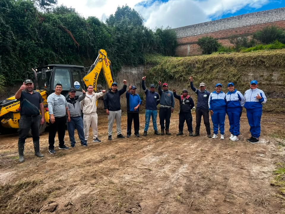 Prefectura del Carchi y Policía apoyan minga de recuperación ambiental en Tulcán