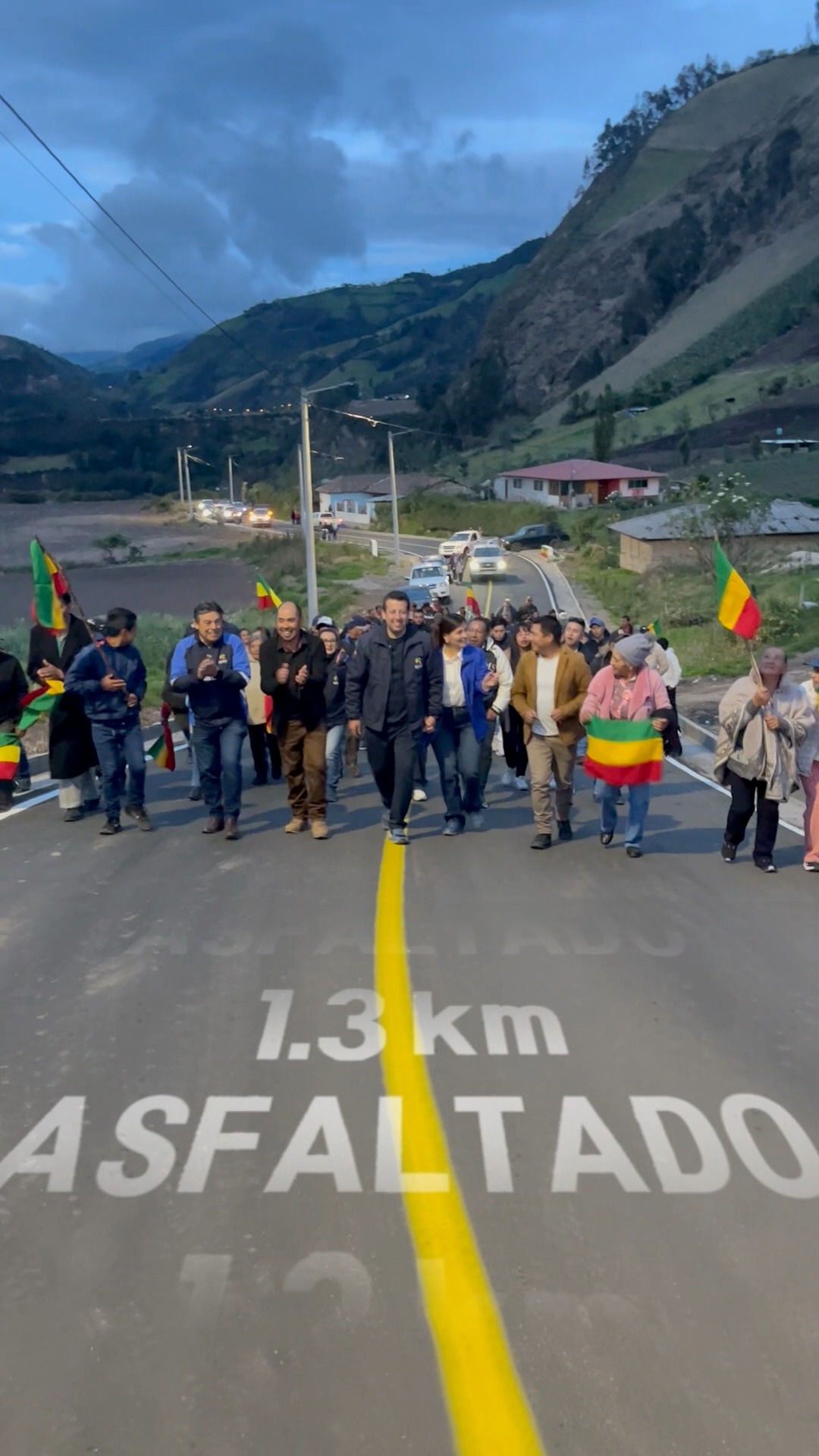 Prefectura del Carchi asfalta 1,3 km en Tuquer para conectar a 800 habitantes