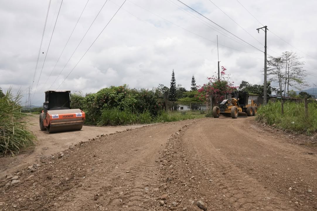 Prefectura de Cañar ejecuta mantenimiento vial en Cochancay para mejorar movilidad rural
