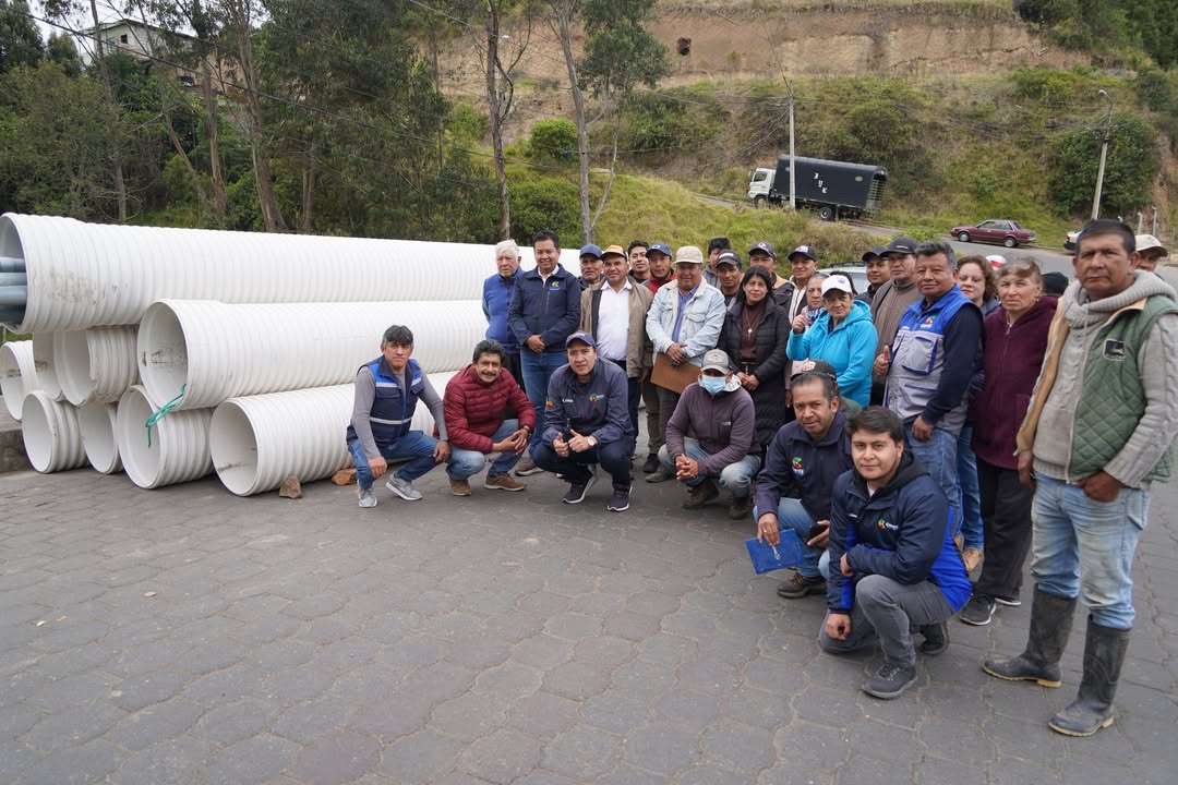 Prefectura del Carchi entrega tubería para reparar canal de riego en Montúfar