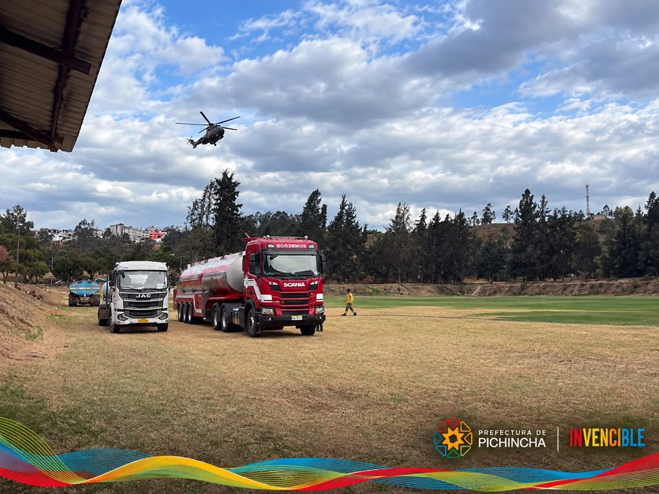 Prefectura de Pichincha apoya con agua a aeronaves contra incendio forestal en Casitagua