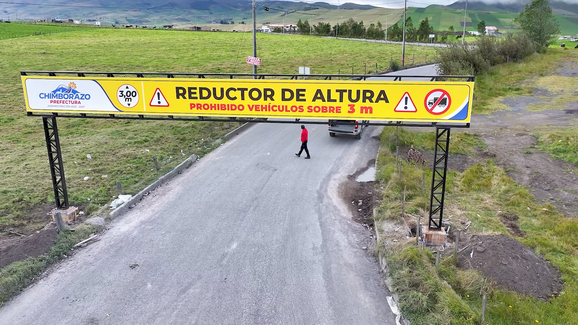 Prefectura de Chimborazo instala pórticos en Urbina para proteger vía hacia San Juan