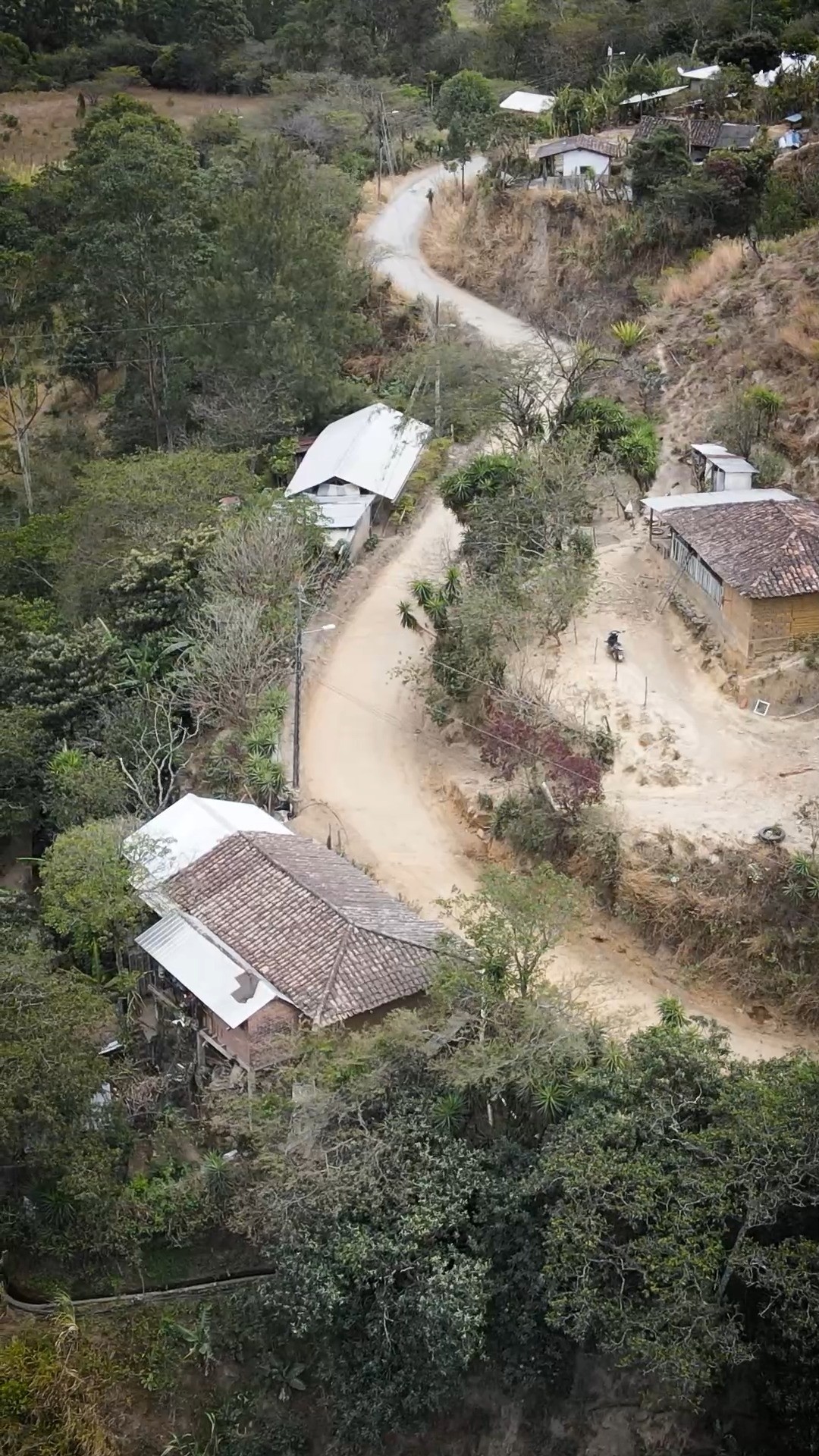 Prefectura de Loja inicia obras de vialidad y drenaje en Yamburara, Vilcabamba
