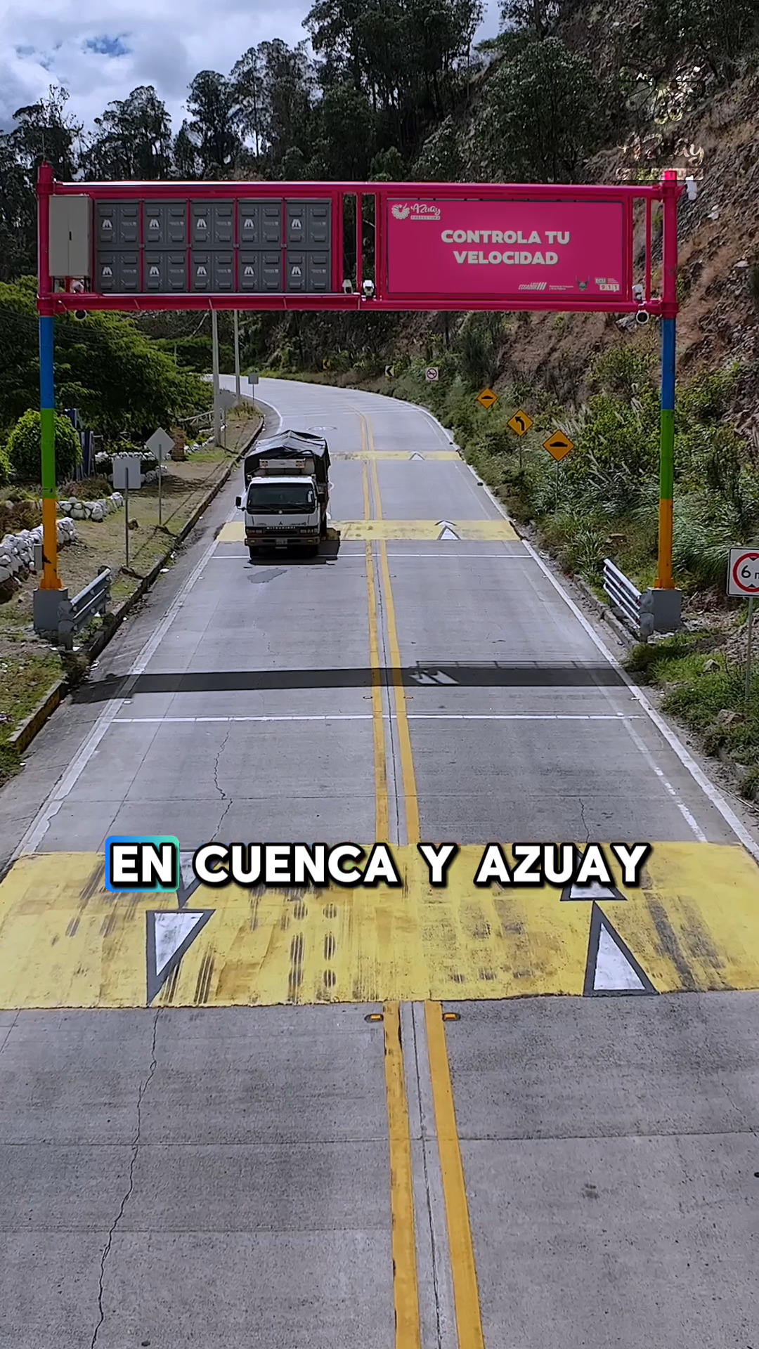 Prefectura de Azuay instala 5 portales tecnológicos para reforzar seguridad vial