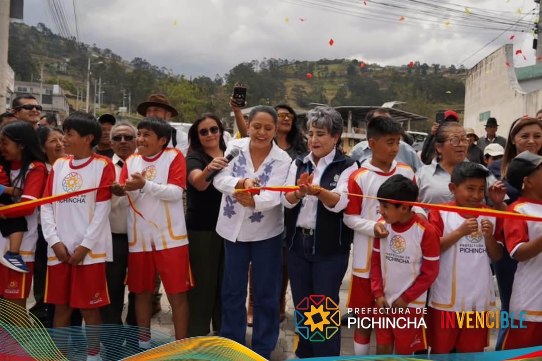 Prefectura de Pichincha entrega primer tramo adoquinado y casa comunal en Chachas