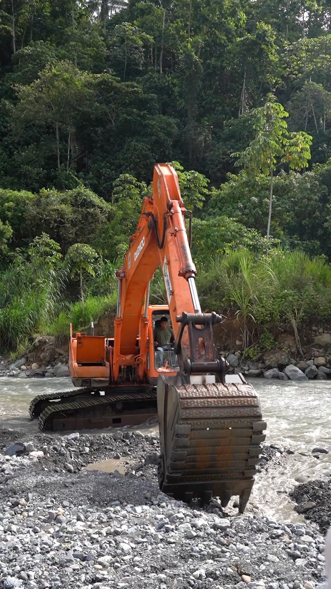 Prefectura de Cañar ejecuta mantenimiento vial y recuperación de vías en El Piedrero