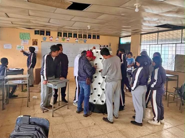 Prefectura de Loja impulsa torres hidropónicas en escuelas de Zapotillo y Celica