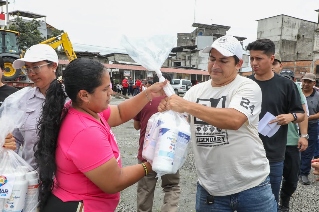 Prefectura de Cañar entrega kits de fertilización y asistencia técnica a 50 familias cacaoteras