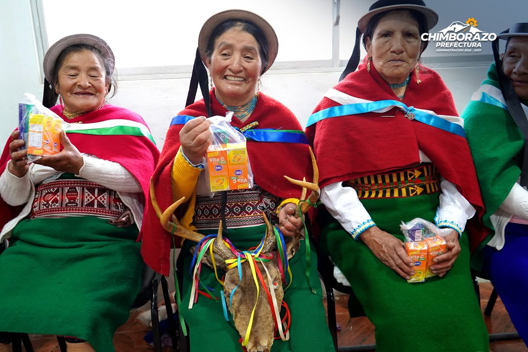 Prefectura de Chimborazo entrega kits de salud a adultos mayores en Shobol Llin Llin