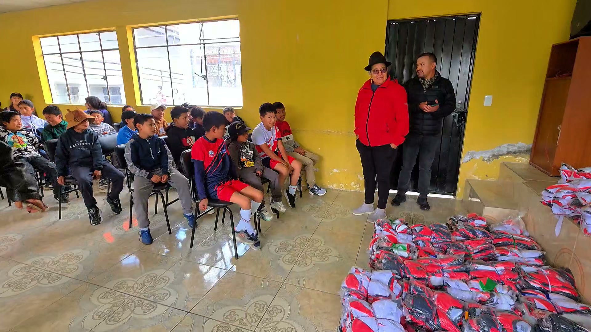 Prefectura de Cotopaxi entrega uniformes a escuelas de fútbol en tres cantones