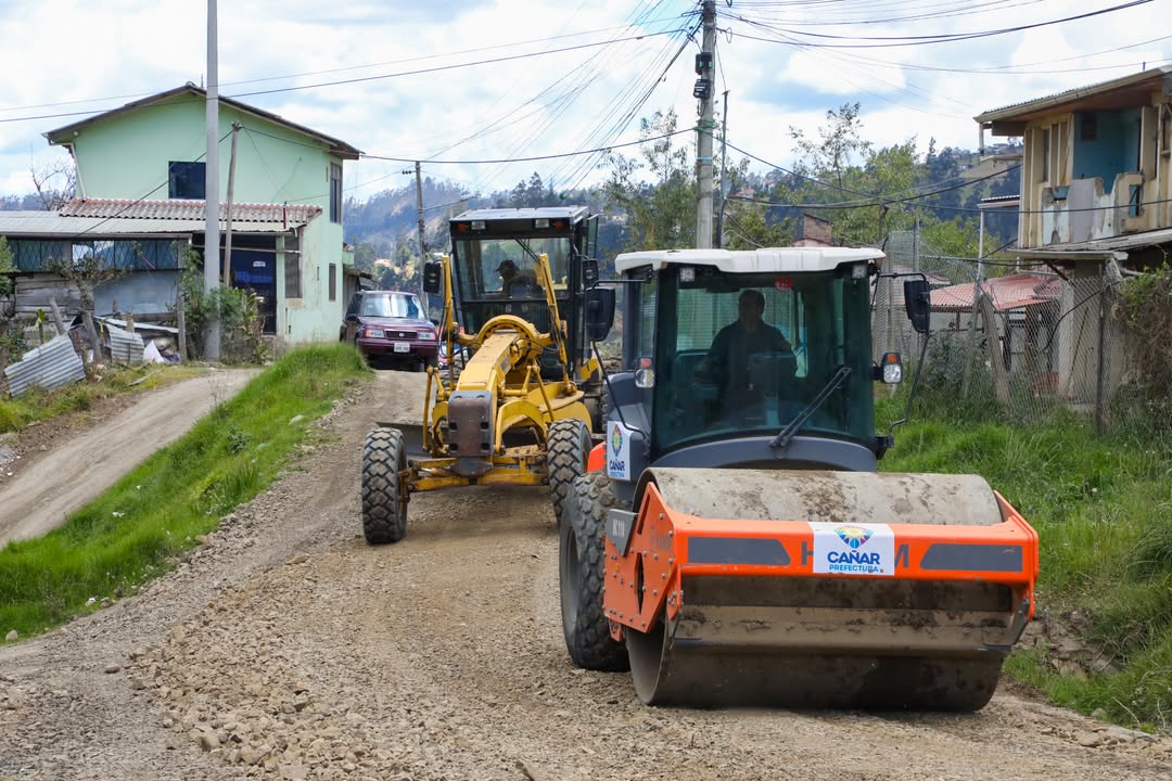 Prefectura de Cañar ejecuta mantenimiento vial en 15 frentes de Azogues a La Troncal