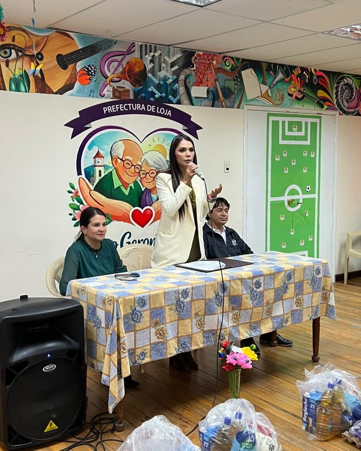 Prefectura de Loja entrega 30 kits de alimentos a familias del programa de custodia