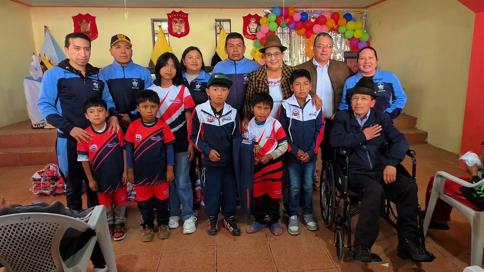 Prefectura de Cotopaxi entrega 660 uniformes a escuelas de fútbol de Chantilín y Canchagua