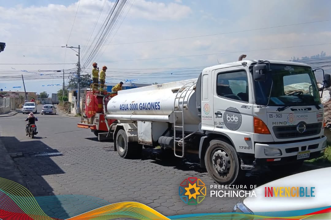 Prefectura de Pichincha apoya control de incendio forestal en Cuzubamba, Cayambe