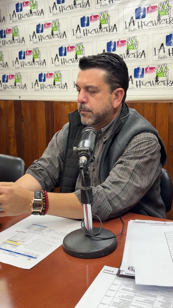 Prefecto Mario Mancino expone gestión vial y productiva de Loja en Radio La Hechicera