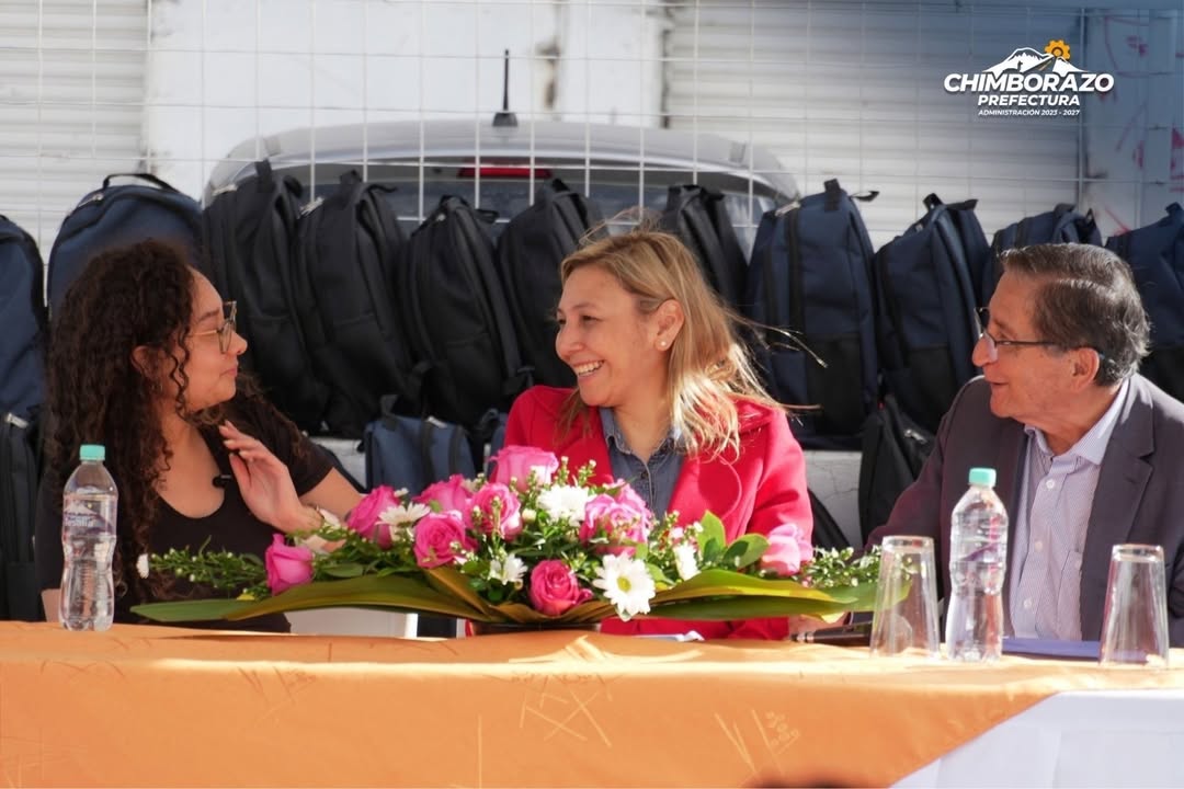 Prefectura de Chimborazo entrega kits escolares a 160 niños para garantizar su permanencia educativa