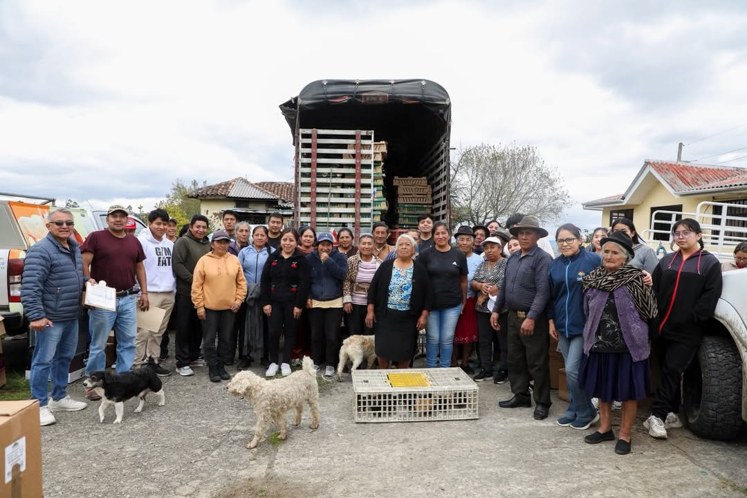 Prefectura de Cañer fortalece producción avícola en Biblián con asistencia técnica a 189 familias