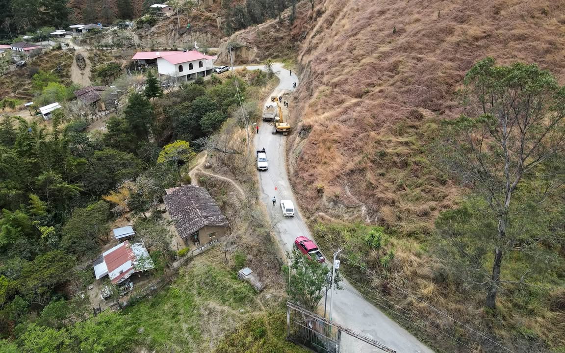 Prefectura de Loja inicia asfaltado de vías hacia Yamburara Alto y Linderos con inversión superior a $550.000