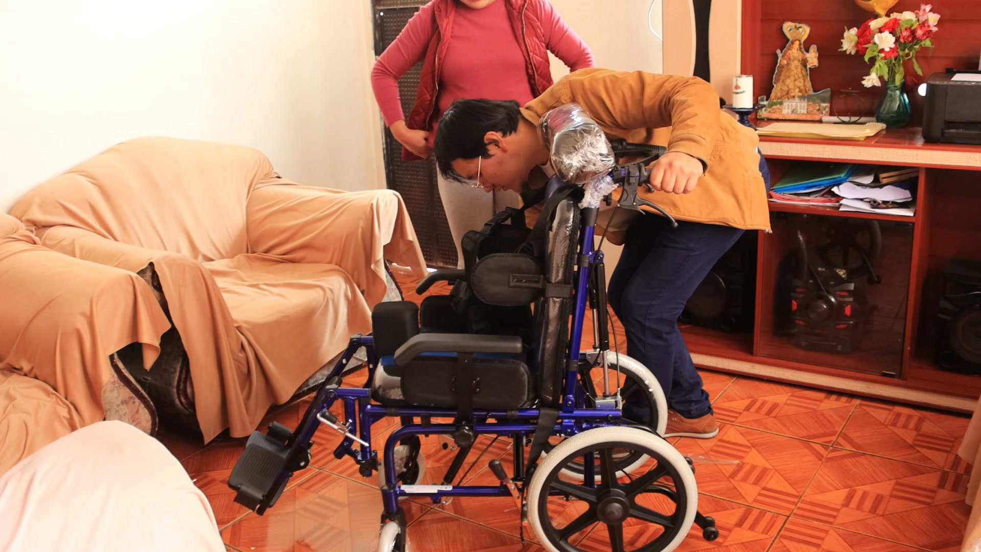 Prefectura de Chimborazo entrega insumos médicos y silla postural a menores vulnerables
