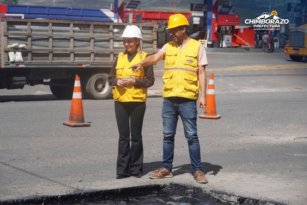 Prefectura de Chimborazo inicia bacheo con asfalto caliente en 4 km de vía Riobamba-Chambo