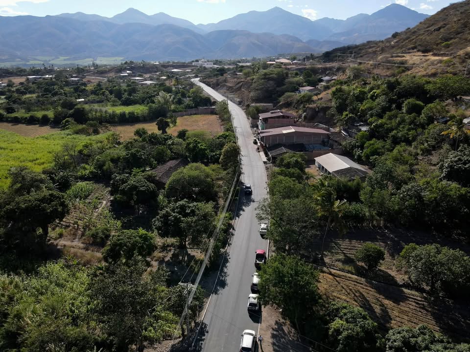 Prefectura de Loja asfalta vía Las Canoas-Trapichillo con apoyo de CELEC y Catamayo