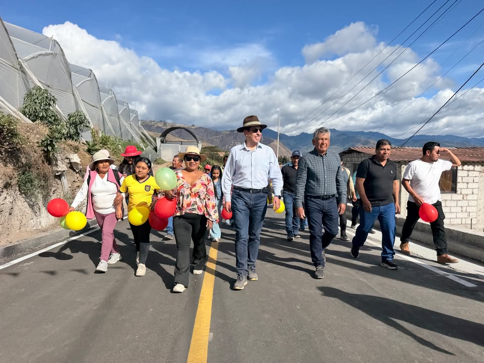 Prefectura del Carchi asfalta 1,1 km en Cunquer para vincular a 600 familias al mercado