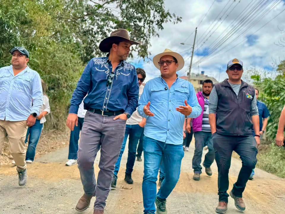 Prefectura de Loja inicia obras de vialidad en barrio Sacapo, San Pedro de Vilcabamba
